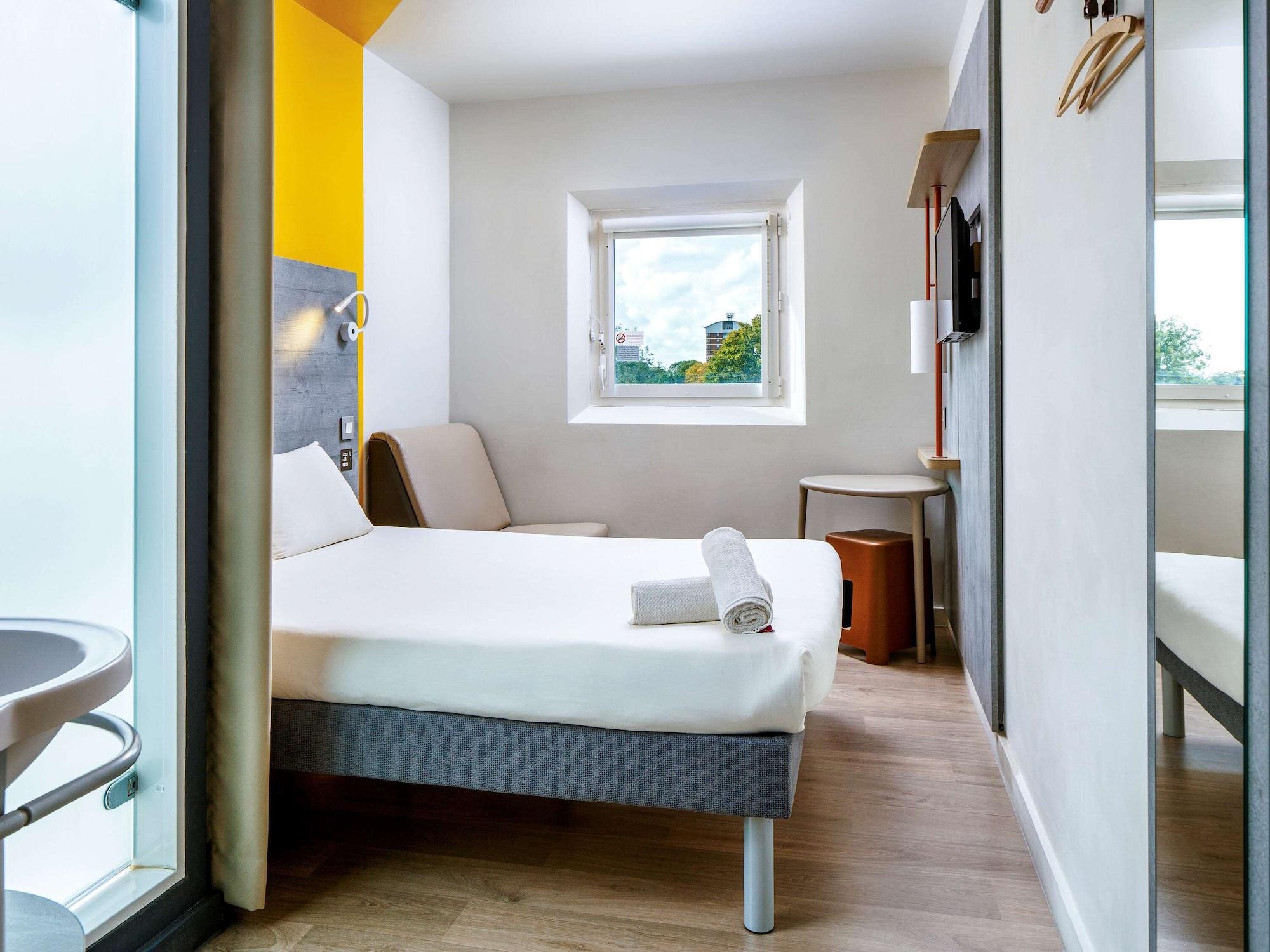 Ibis Budget London Hounslow Bagian luar foto