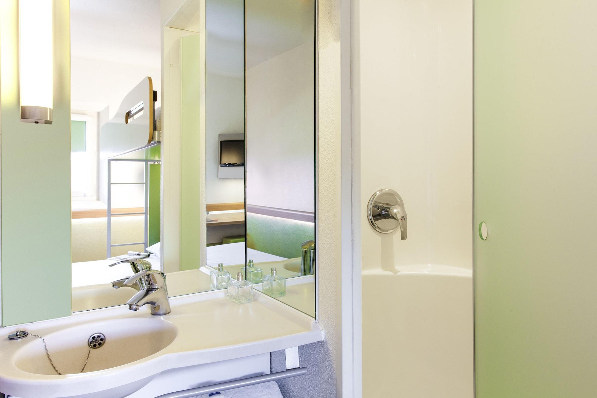 Ibis Budget London Hounslow Bagian luar foto