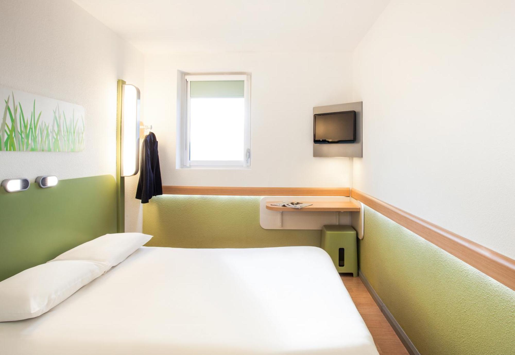 Ibis Budget London Hounslow Bagian luar foto