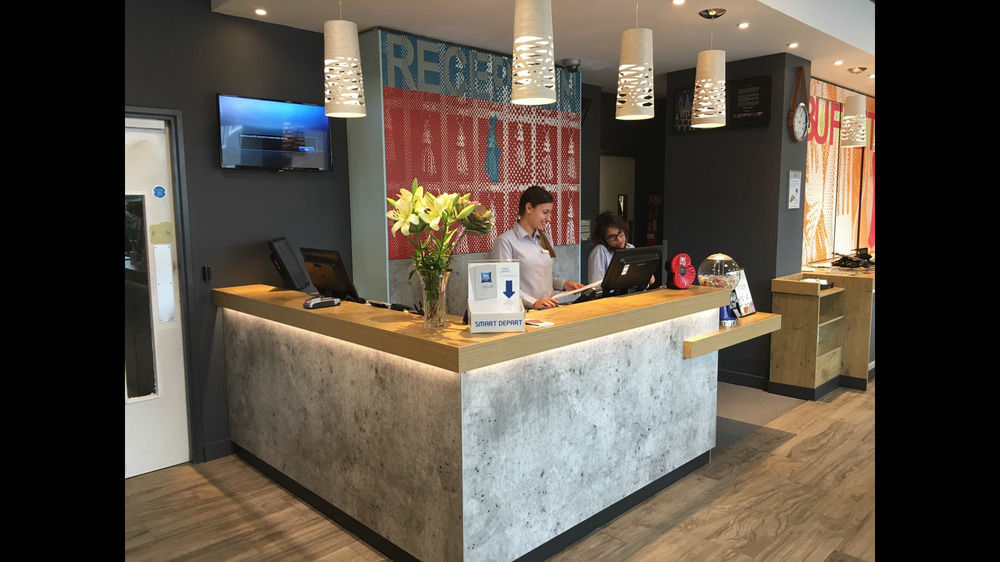 Ibis Budget London Hounslow Bagian luar foto