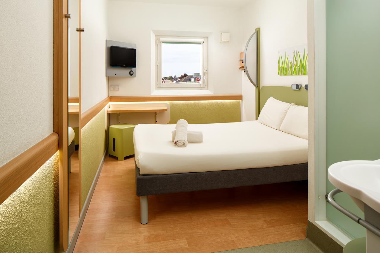 Ibis Budget London Hounslow Bagian luar foto