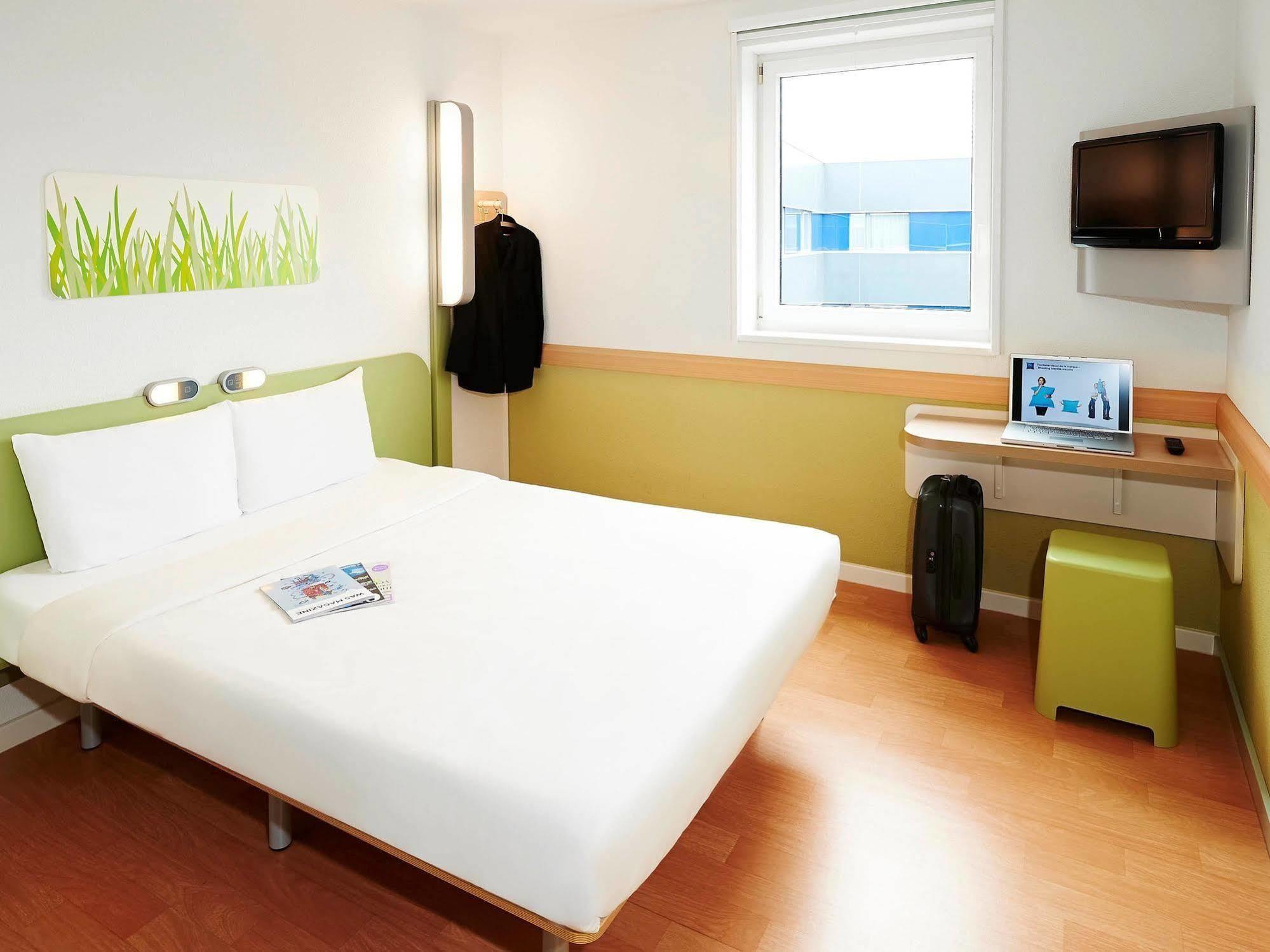 Ibis Budget London Hounslow Bagian luar foto