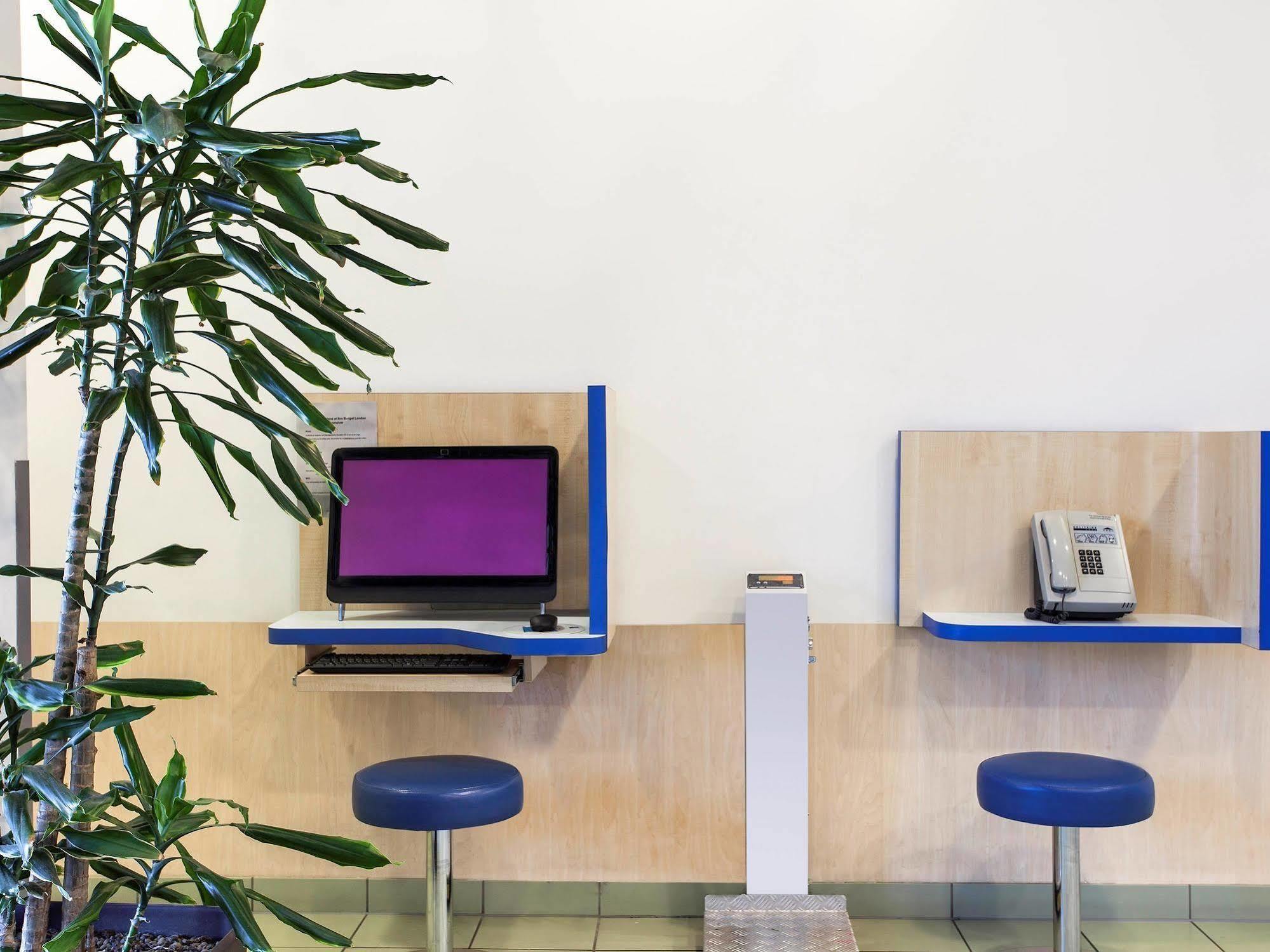 Ibis Budget London Hounslow Bagian luar foto